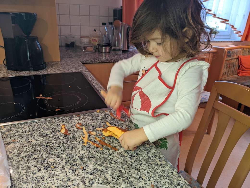 toni_suesskartoffelschälen